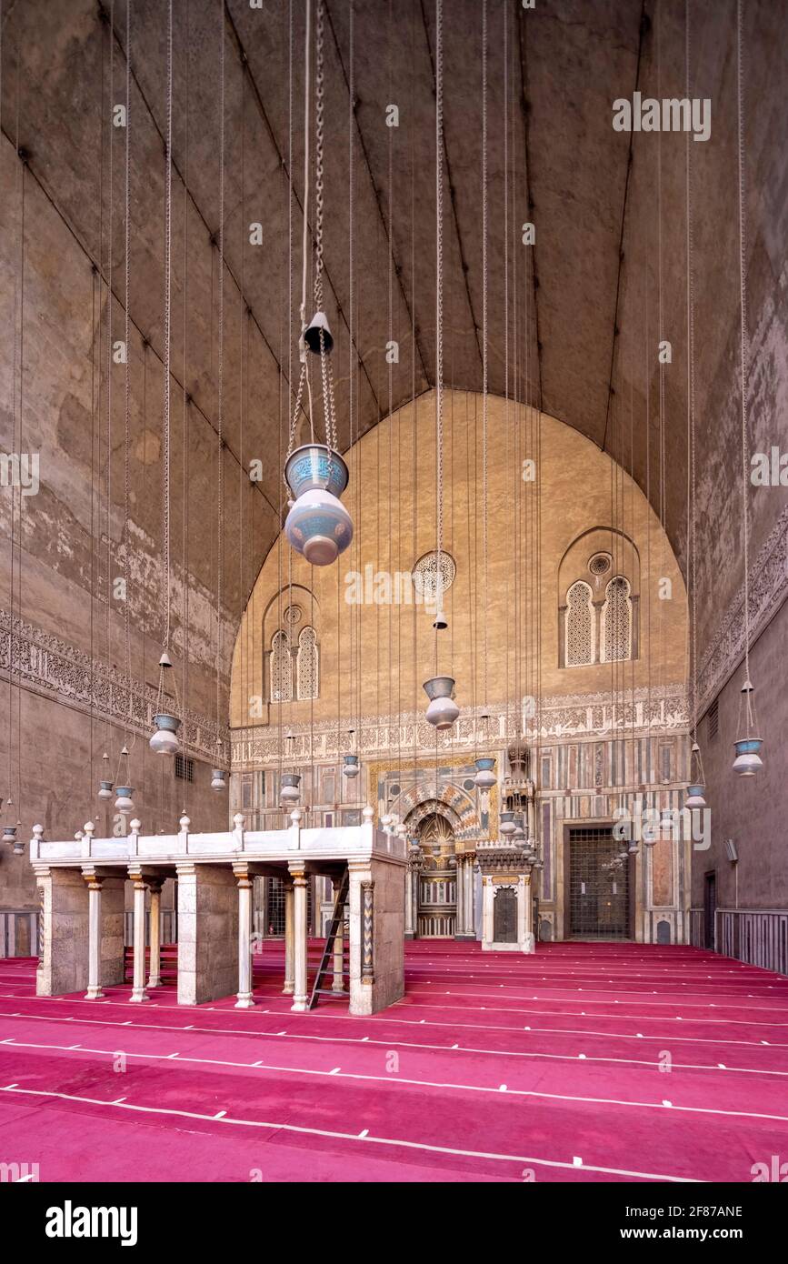 Vista hacia qibla iwan, complejo Sultan Hasan, El Cairo Foto de stock
