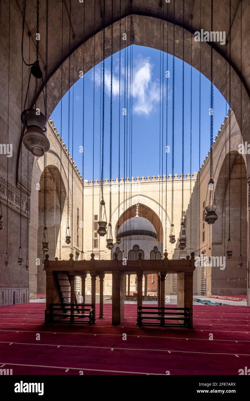 Vista desde qibla iwan, complejo Sultan Hasan, El Cairo Foto de stock