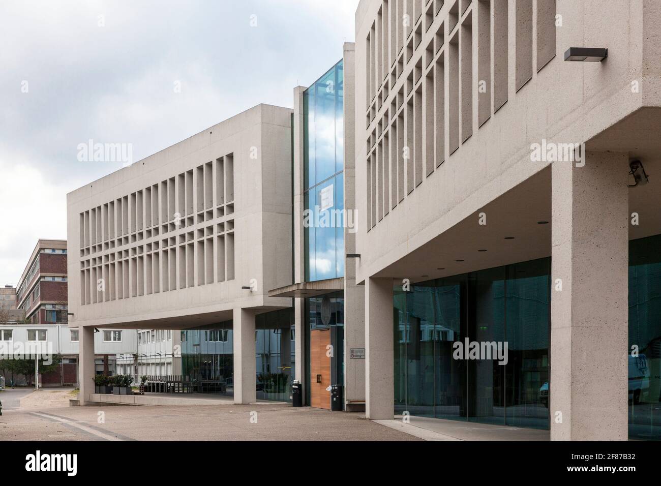 Edificio de seminarios 106 de la Universidad de Colonia en el distrito de Lindenthal, arquitecto Paul Boehm, Colonia, Alemania. Seminargebaeude 106 der Uiver Foto de stock