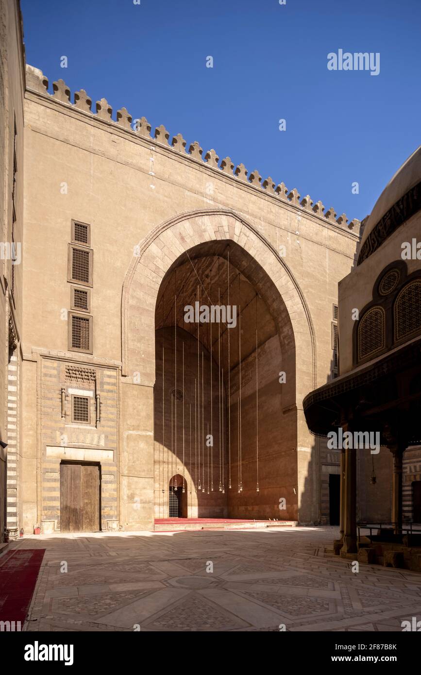 Vista del patio, complejo Sultan Hasan, El Cairo Foto de stock