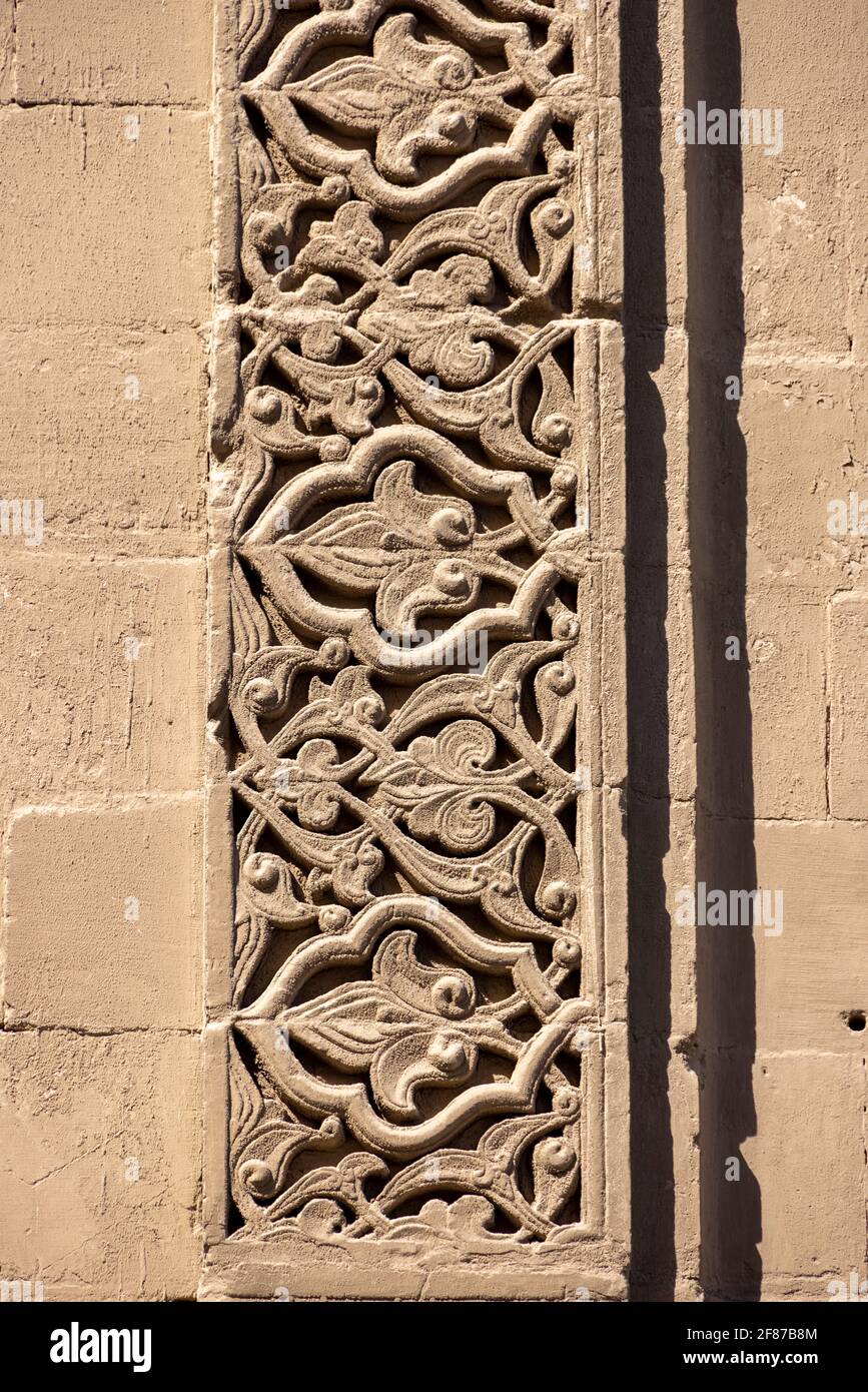 Detalle de piedra tallada arabesca en el portal de entrada principal, complejo Sultan Hasan, El Cairo Foto de stock