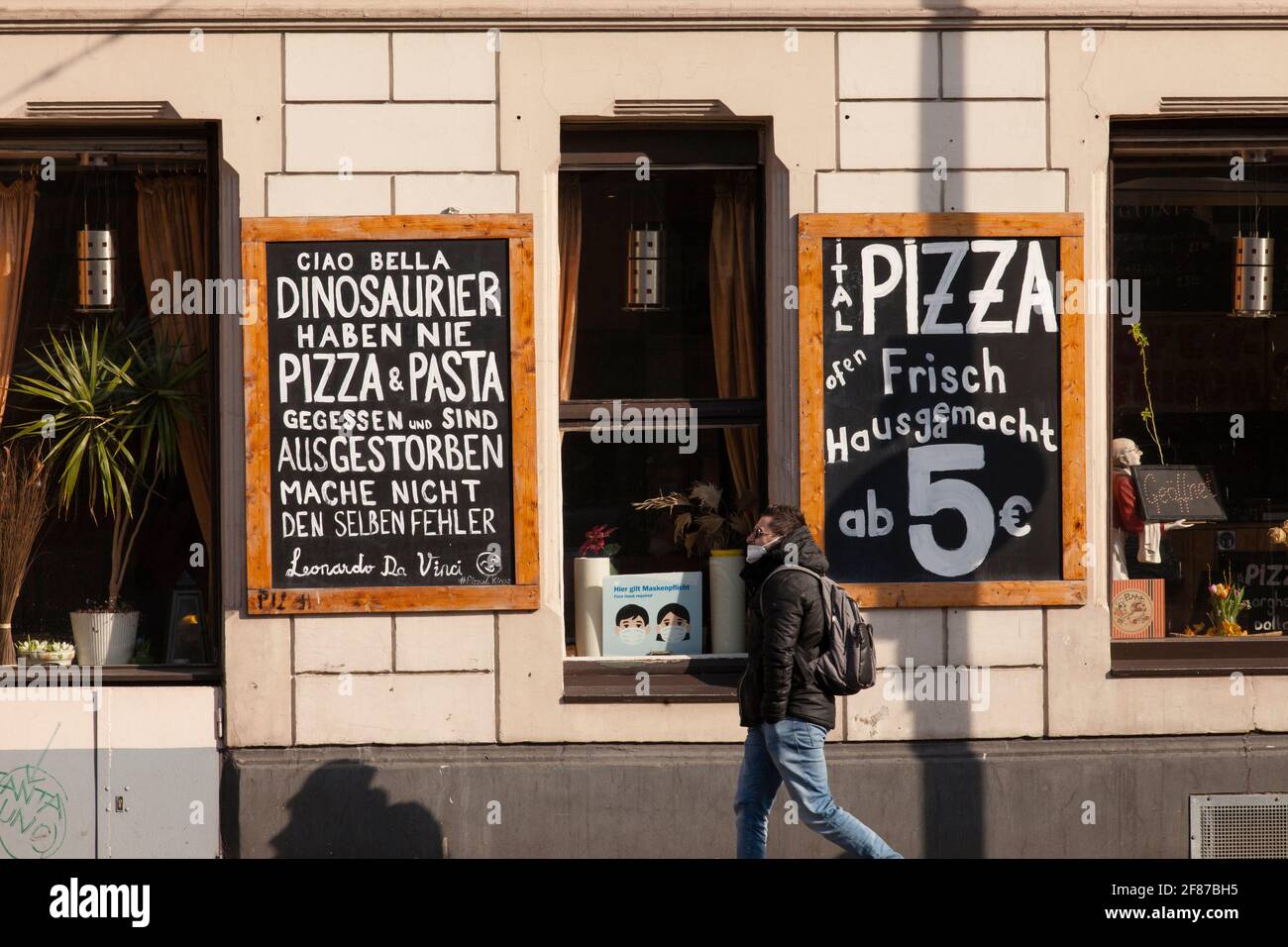 Placas en una pizzería en la esquina de la calle Ehrenfeldguertel y la calle Venloer en el distrito de Ehrenfeld, Colonia, Alemania. Schilder an einer Pizze Foto de stock