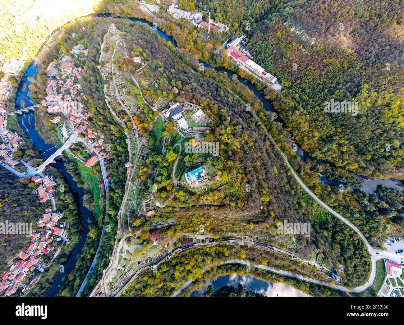 Panorama aéreo de las ruinas de la ciudad capital del Segundo Imperio Búlgaro fortaleza medieval Tsarevets, Veliko Tarnovo, Bulgaria Foto de stock