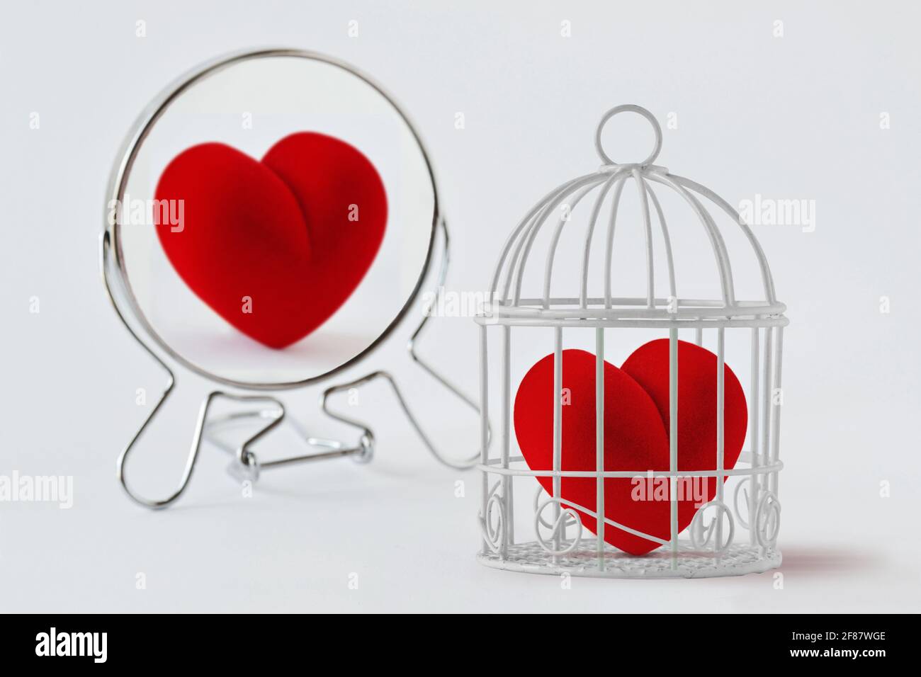 Corazón en una jaula mirando en el espejo y viendo Libre - concepto de amor  y libertad Fotografía de stock - Alamy