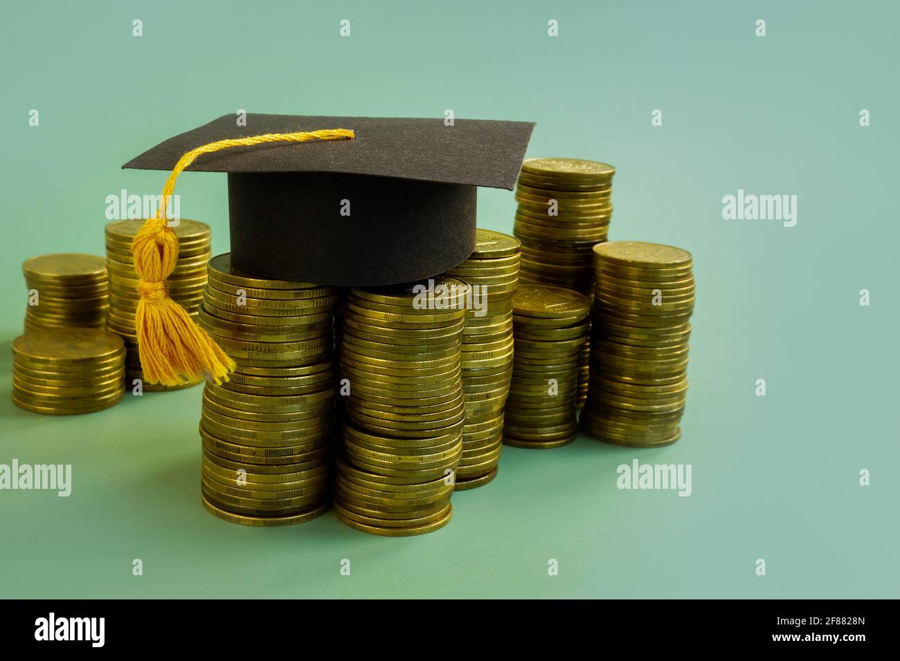Concepto de ahorro para la educación. Tapa de graduación y dinero. Foto de stock