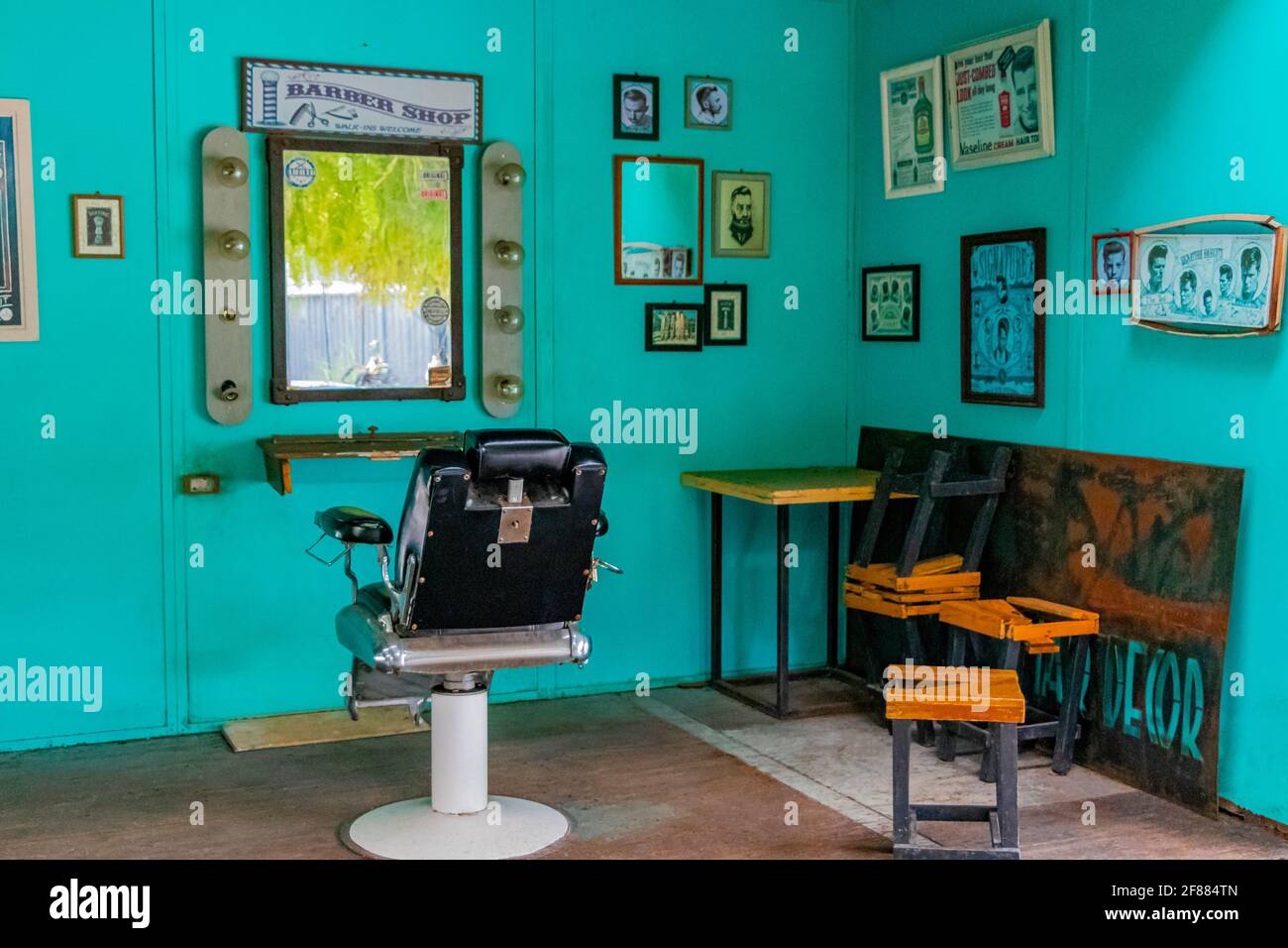 Salón de belleza turquesa vacío e interior de peluquería de caballeros en  Bangkok Tailandia Fotografía de stock - Alamy