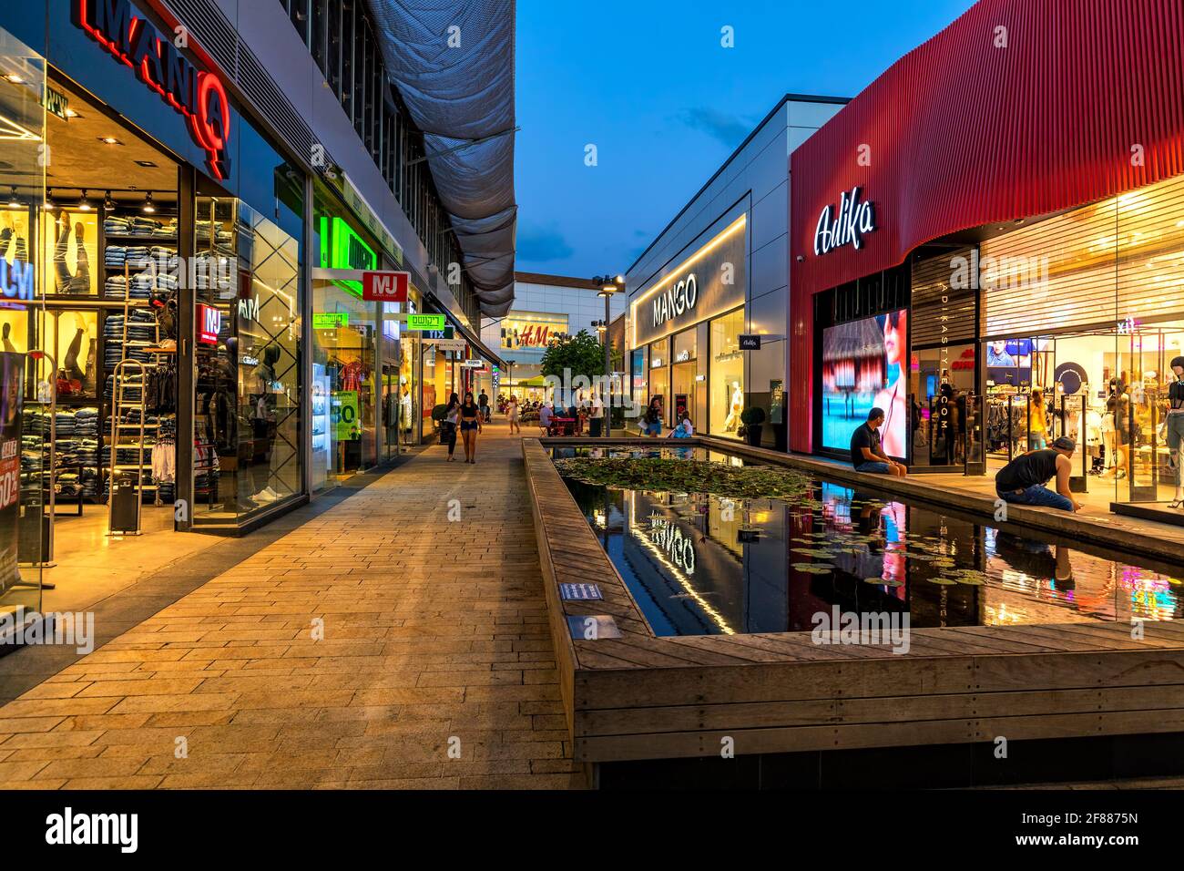 Open air mall fotografías e imágenes de alta resolución - Alamy