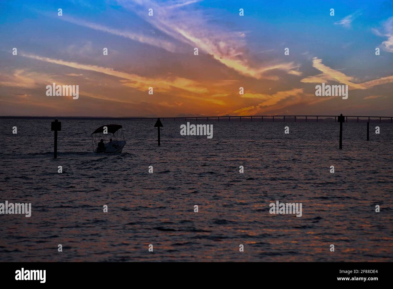 Puesta de sol sobre las aguas del Golfo de México en El Panhandle de Florida Foto de stock