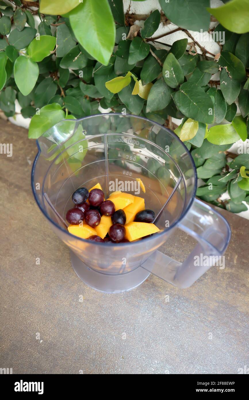 uva y mango para mezclar, uva y mango en licuadora para mezclar Fotografía  de stock - Alamy