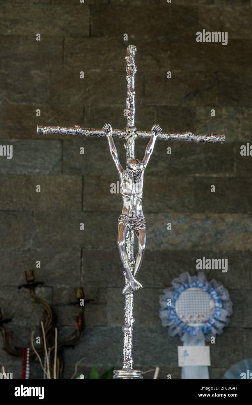 Estatua de Jesucristo el Salvador que muere, se sacrifica y se levanta para salvar a todos los Estatua de Jesucristo el Salvador que muere, se sacrifica y se levanta para salvar a todos los