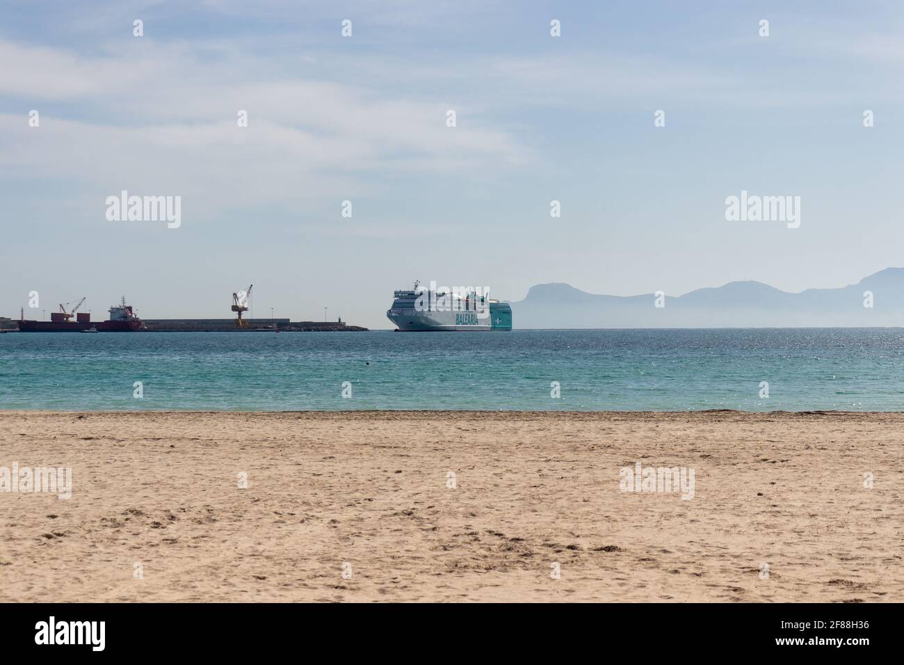 Mallorca, España - Marzo de 2021: Ferry de Balearia que llega al puerto de  alcudia en mallorca durante complicadas condiciones de viaje causadas por  el covid 19 Fotografía de stock - Alamy