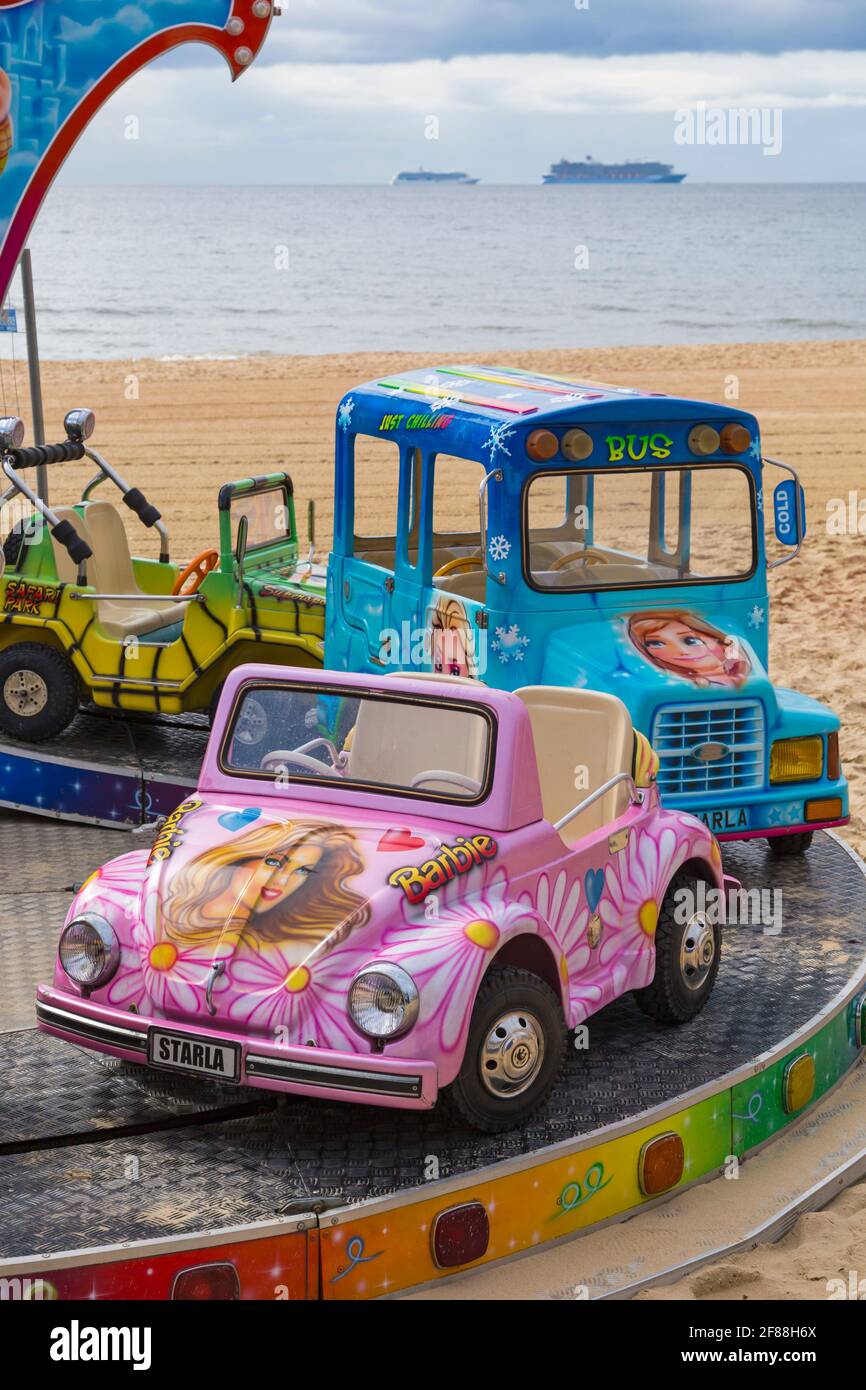 Barbie buggy coche en el recinto ferial paseo en la playa de Bournemouth  como Covid-19 restricciones de bloqueo de la facilidad, Bournemouth, Dorset  Reino Unido en abril Fotografía de stock - Alamy