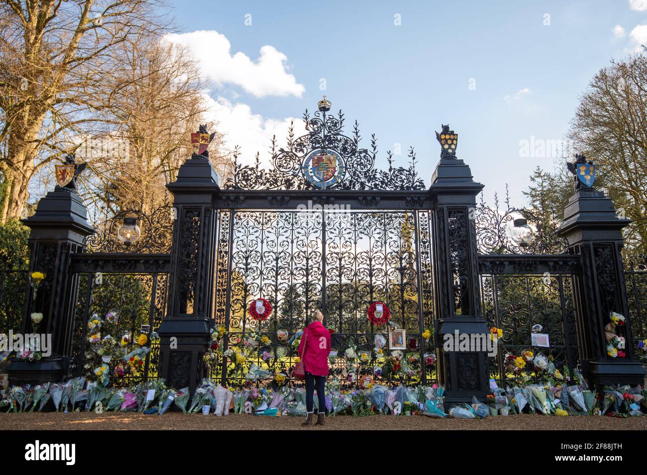 Una mujer le paga sus respetos a las puertas de la Casa de Sandringham en Norfolk, tras el anuncio el viernes 9 de abril de la muerte del Duque de Edimburgo a la edad de 99 años. Fecha de la foto: Lunes 12 de abril de 2021. Foto de stock