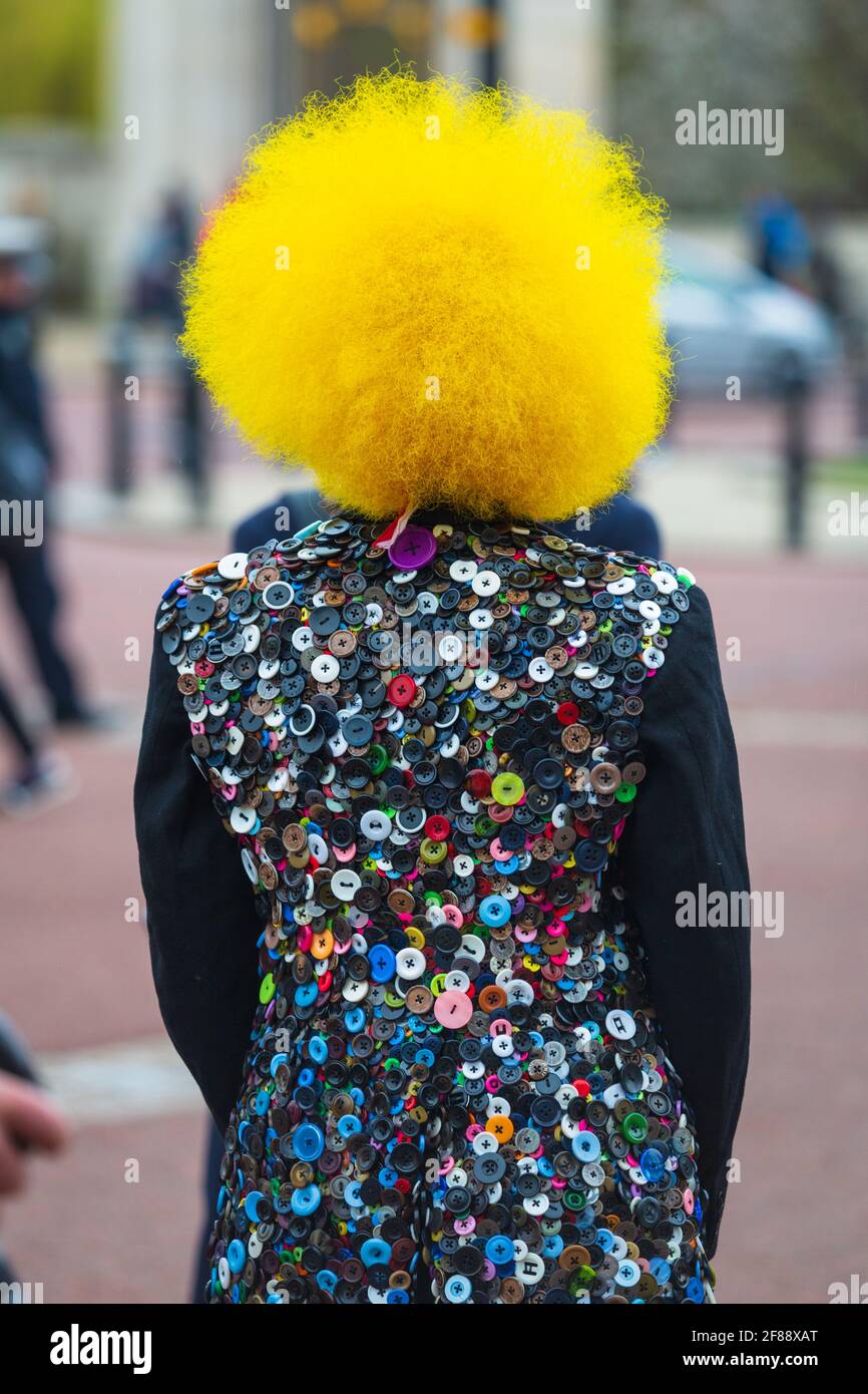 metal Hábil Cambiarse de ropa Mujer con pelo amarillo con chaqueta de botón, reino unido Fotografía de  stock - Alamy