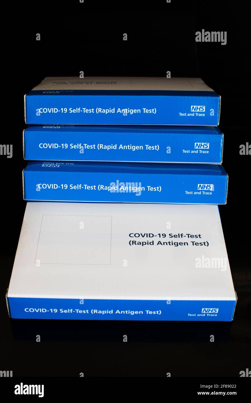 Cajas de autoprueba Covid-19 ( Rapid Antigen Test ) en el Reino Unido. Los artículos se hacen en China Foto de stock