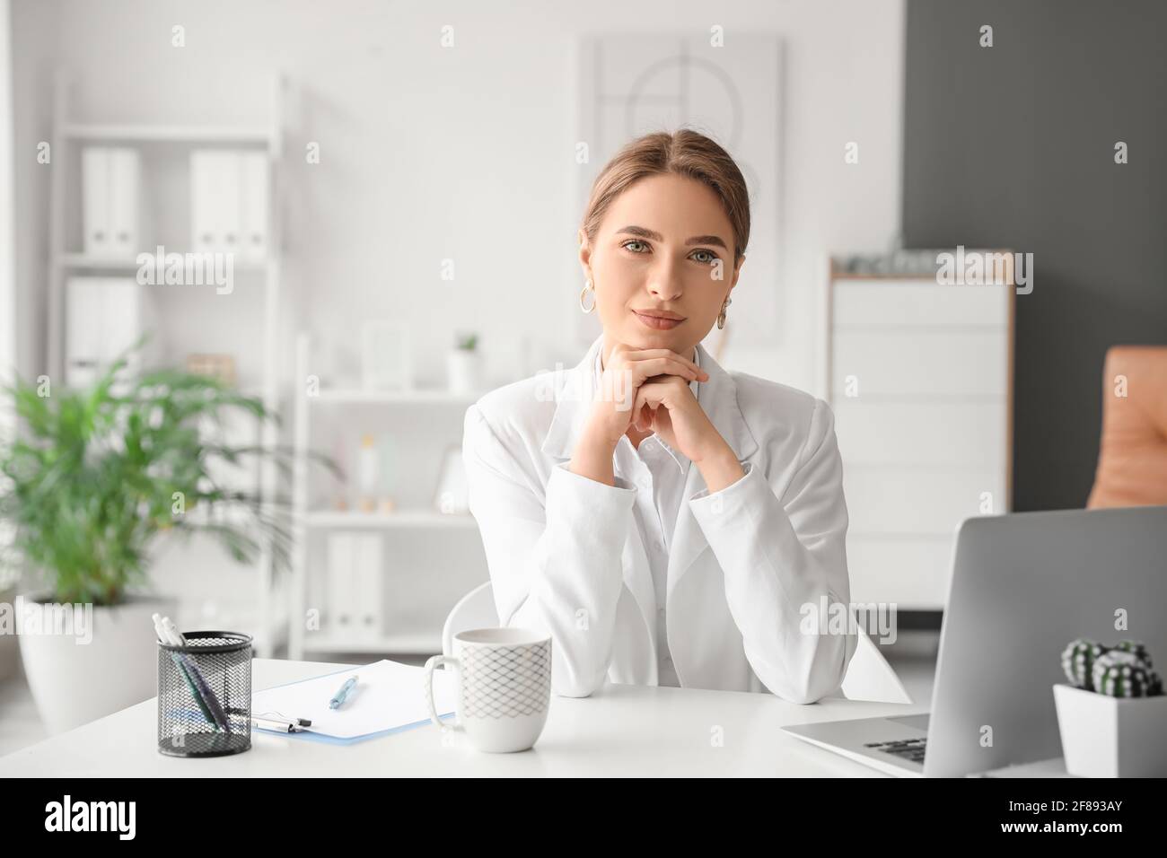 Retrato de psicóloga femenina en el consultorio Foto de stock