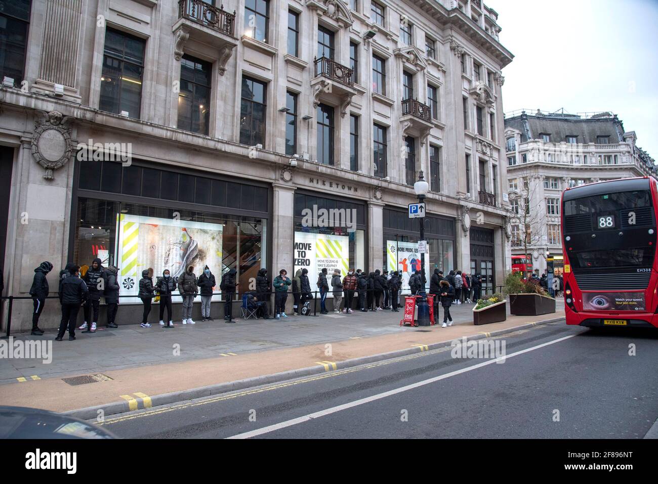 Gente haciendo cola fuera de la tienda Nike Town en Oxford Street de Londres Fotografía stock - Alamy