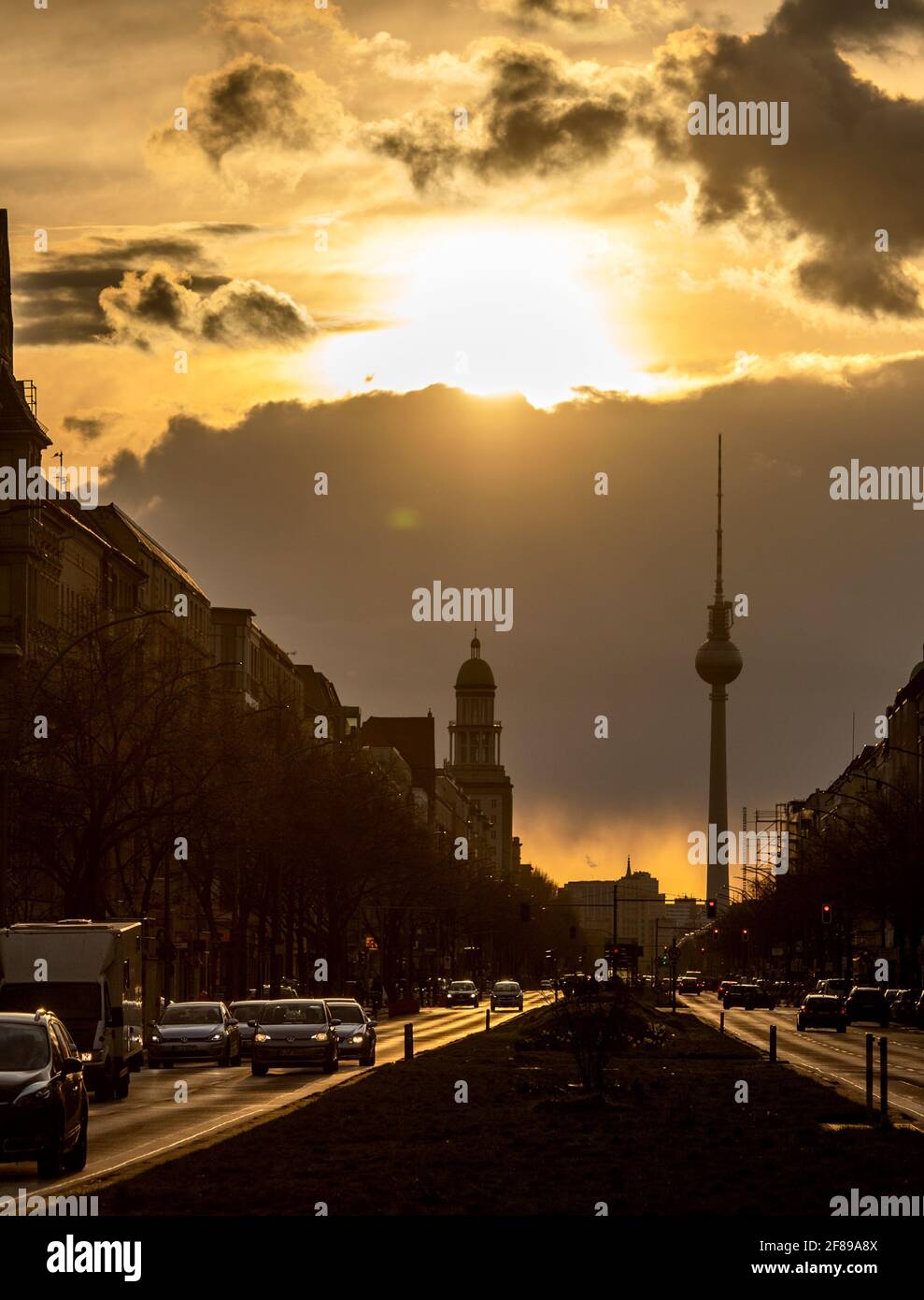 Berlín, Alemania. 12th de Abr de 2021. Durante la puesta de sol, una nube oscura se mueve detrás de la torre de televisión. Crédito: Christophe Gateau/dpa/Alamy Live News Foto de stock