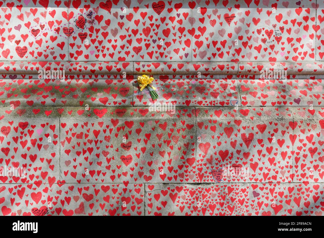 Corazones rojos pintados en el National Covid Memorial Wall AS Un homenaje a las víctimas británicas de la pandemia del Coronavirus Foto de stock