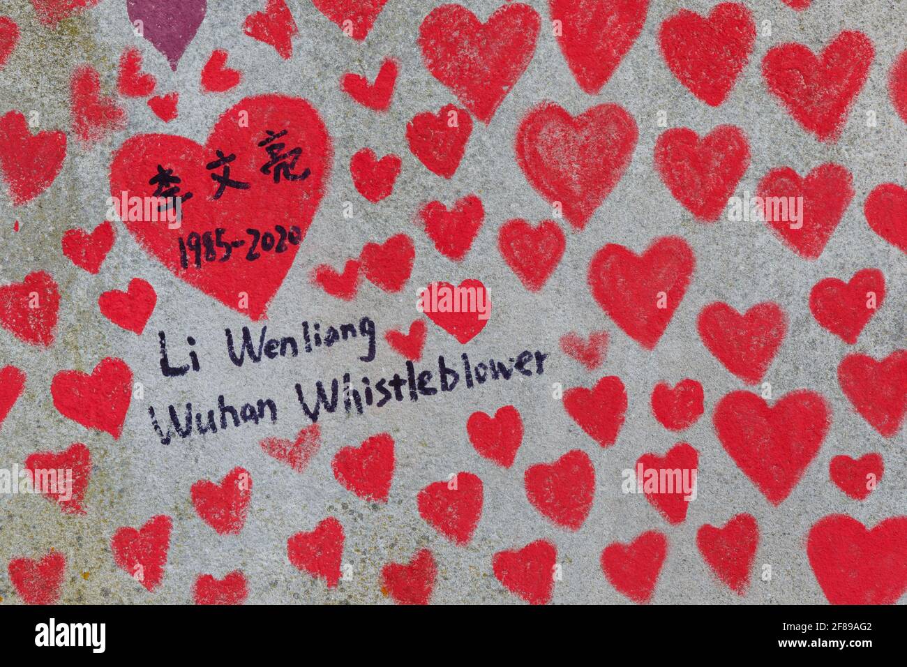Li Wenlian recordó en un corazón rojo pintado en el National Covid Memorial Wall, un homenaje a las víctimas británicas de la pandemia de Coronavirus . Foto de stock