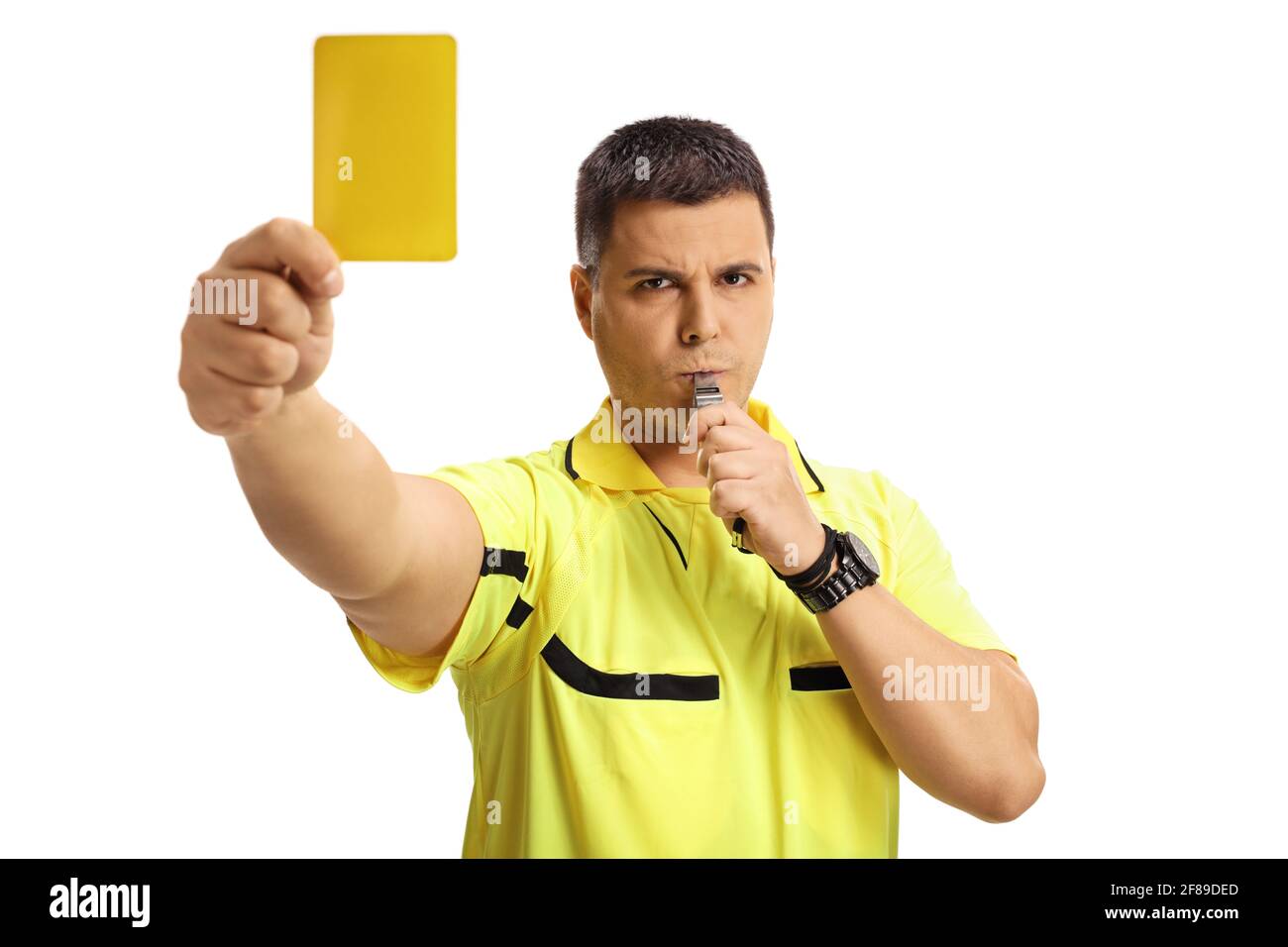Árbitro de fútbol que hace sonar un silbato y muestra una tarjeta amarilla  aislado sobre fondo blanco Fotografía de stock - Alamy