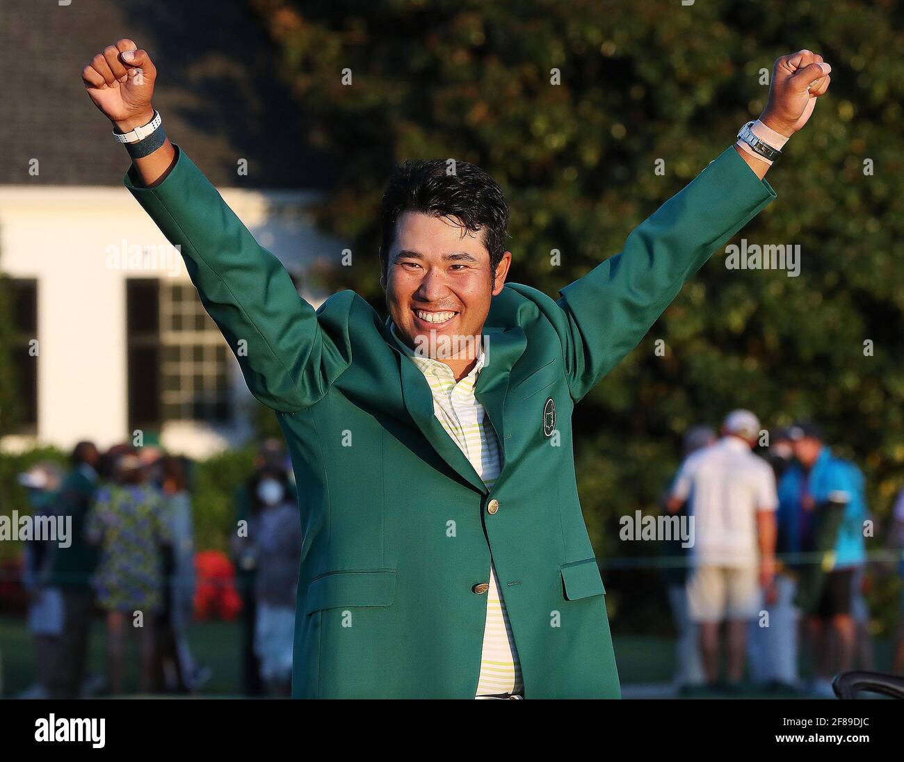 Augusta, Estados Unidos. 11th de Abr de 2021. Hideki Matsuyama es presentado la chaqueta verde mientras celebra ganar el Masters el domingo, 11 de abril de 2021, en el Club Nacional de Golf de agosto en Augusta, Georgia. (Foto de Curtis Compton/Atlanta Journal-Constitution/TNS/Sipa USA) Crédito: SIPA USA/Alamy Live News Foto de stock