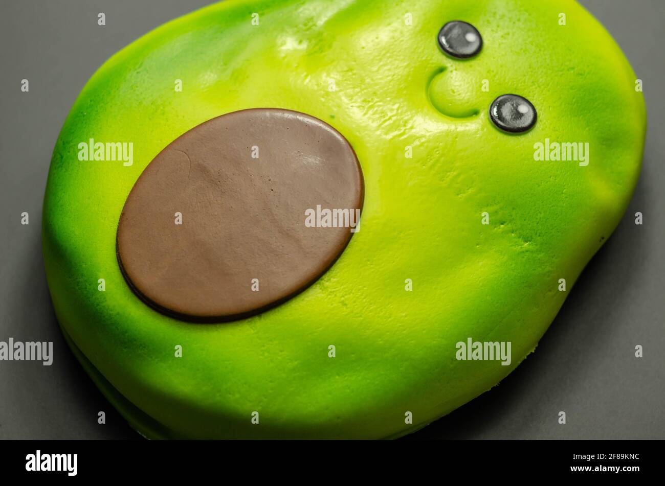 Pastel vegano en forma de aguacate, esponja de chocolate con una capa de  chocolate aromatizante frosting, cubierto de hielo verde suave y  decoraciones comestibles, par Fotografía de stock - Alamy