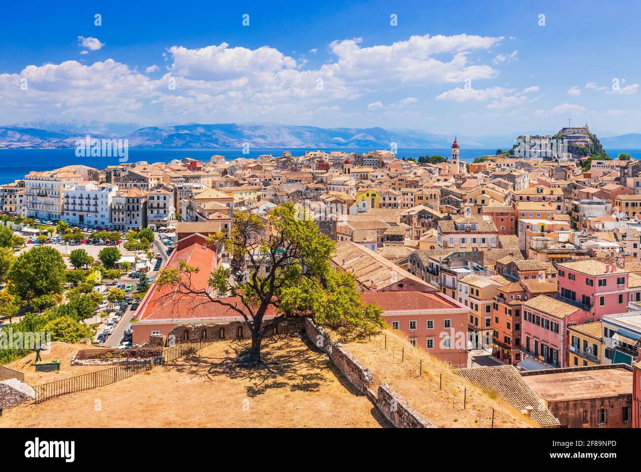Corfú, Grecia. Vista panorámica de la Ciudad Vieja vista desde la Nueva Fortaleza. Foto de stock
