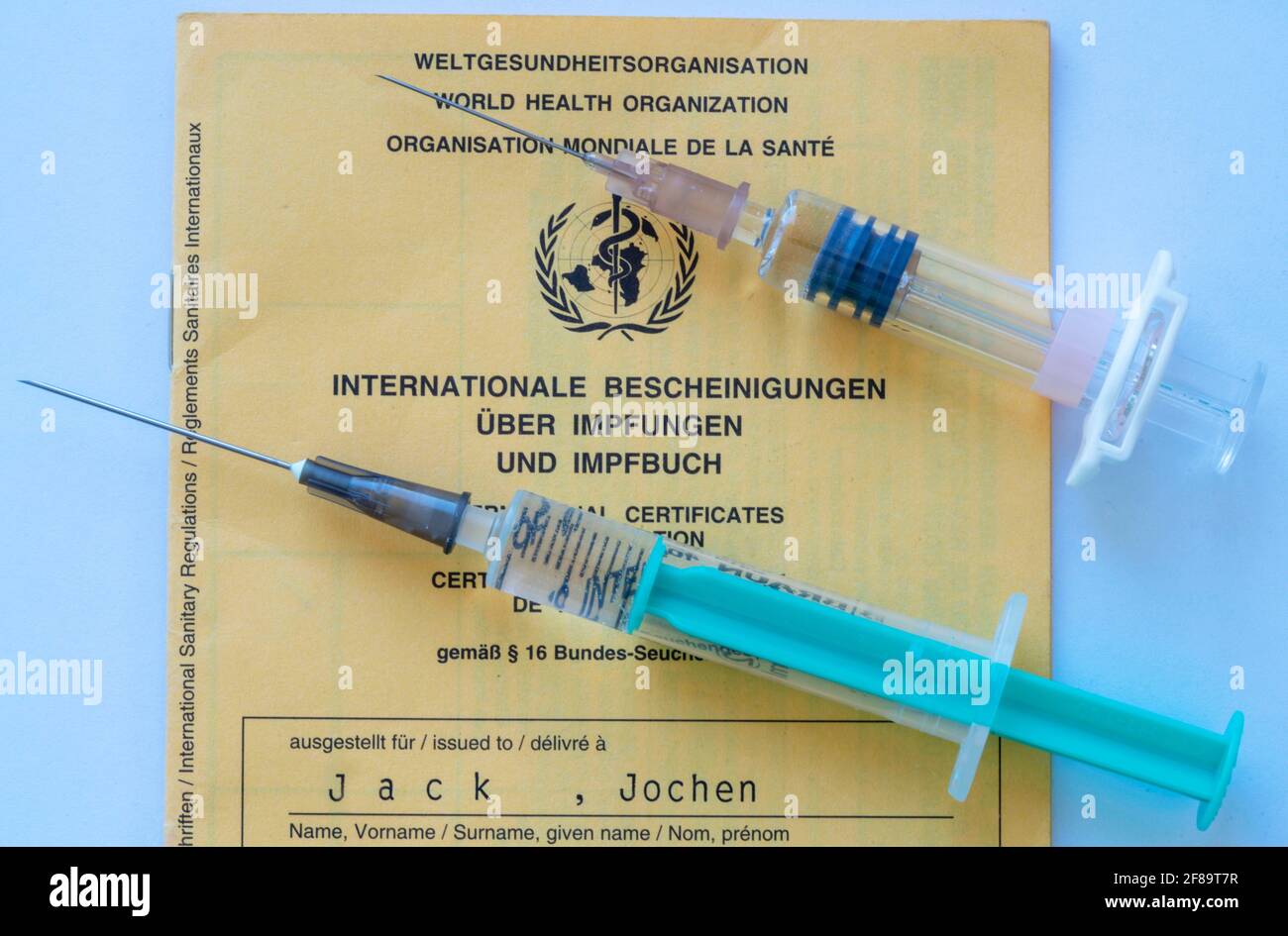 Libro de vacunación, prueba de vacunación, documento internacional basado en recomendaciones DE LA OMS, imagen de símbolo Foto de stock