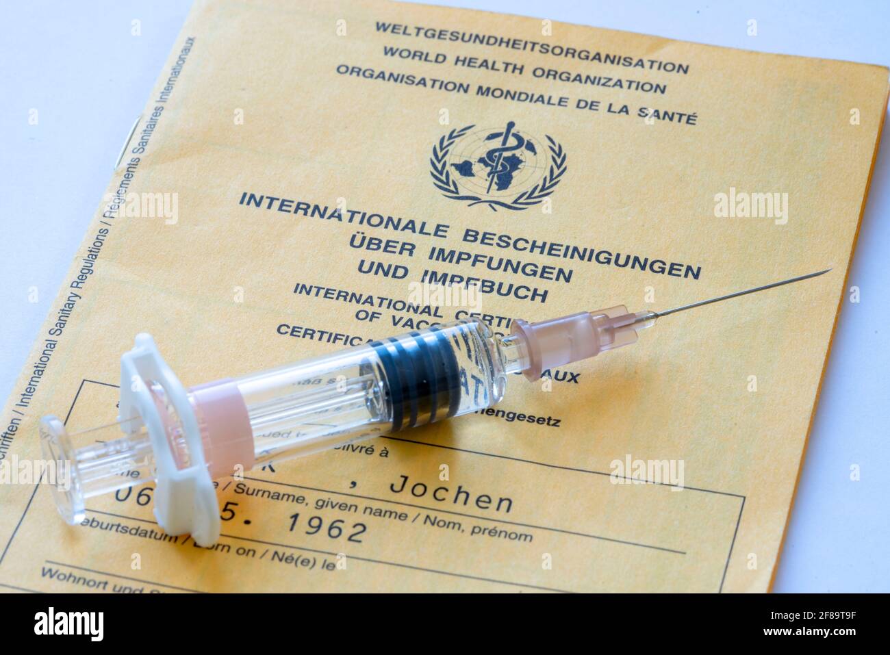 Libro de vacunación, prueba de vacunación, documento internacional basado en recomendaciones DE LA OMS, imagen de símbolo Foto de stock