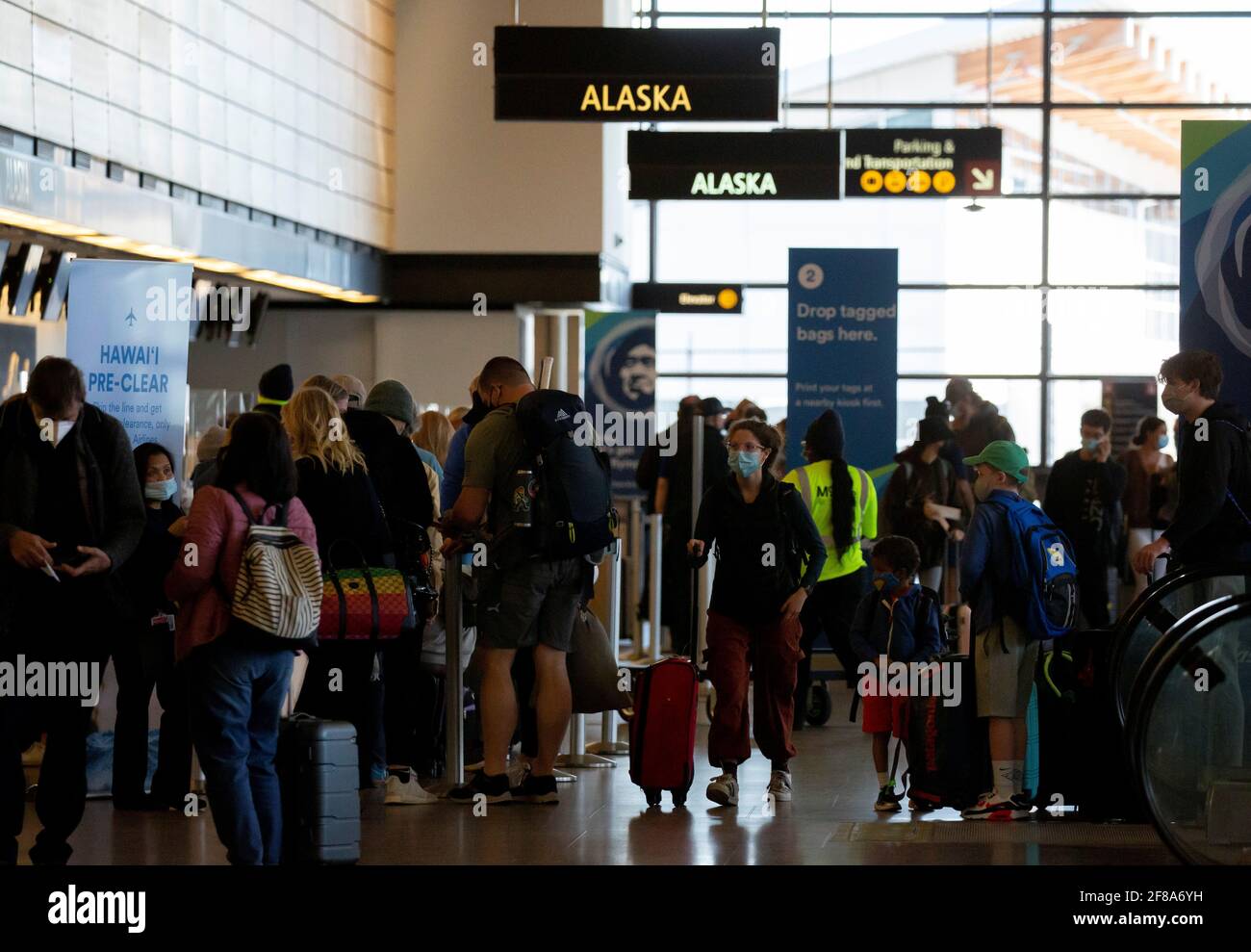 Los viajeros llegan a la facturación de Alaska Airlines en el Aeropuerto  Internacional de Seattle-Tacoma en SeaTac, Washington, EE.UU. 12 de abril  de 2021. REUTERS/Lindsey Wasson Fotografía de stock - Alamy