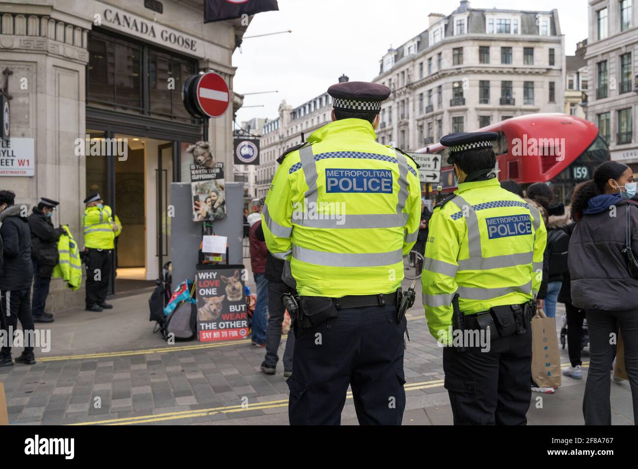 Londres, 12th de abril de 2021: La policía responde a los activistas de Peta protestando frente a una tienda 'Canada Goose' contra la crueldad animal en Regent Street, Reino Unido Foto de stock