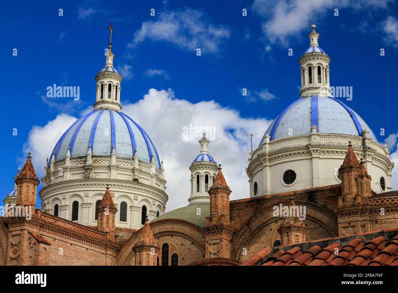 Domos Azules de la Catedral de Cuenca, Ecuador, América del Sur contra el  Cielo Azul Fotografía de stock - Alamy