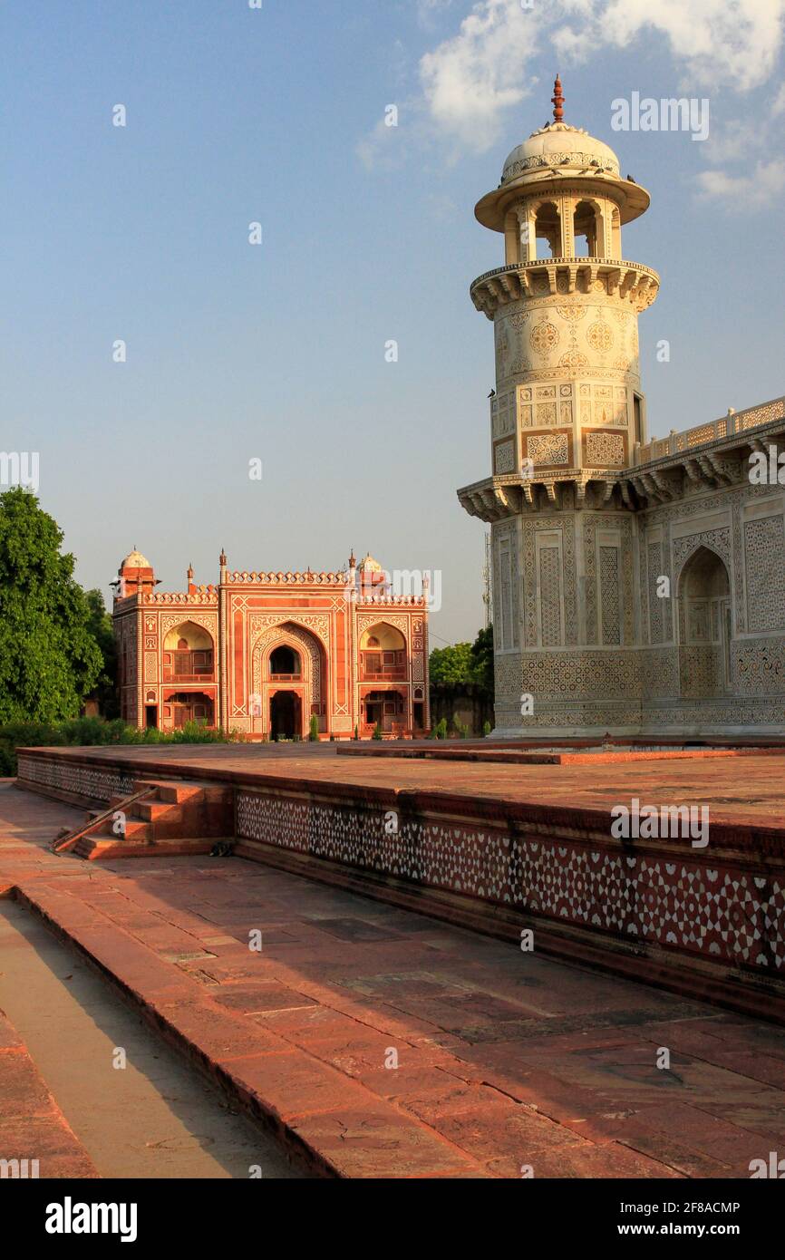 Itmad-Ud-Daulah o Taj Mahal bebé en Agra India contra el azul cielo Foto de stock