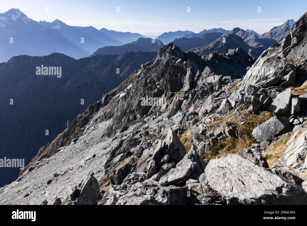 Una línea de ridgeline rocosa y escarpada en los Alpes del Sur, Nueva Zelanda Foto de stock