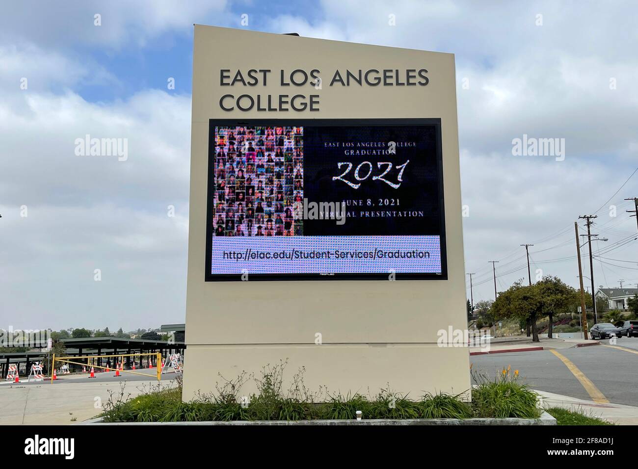 Un mensaje de graduación virtual de 2021 en la marquesina del East Los Angeles College, el lunes 12 de abril de 2021, en Monterey Park, California Foto de stock