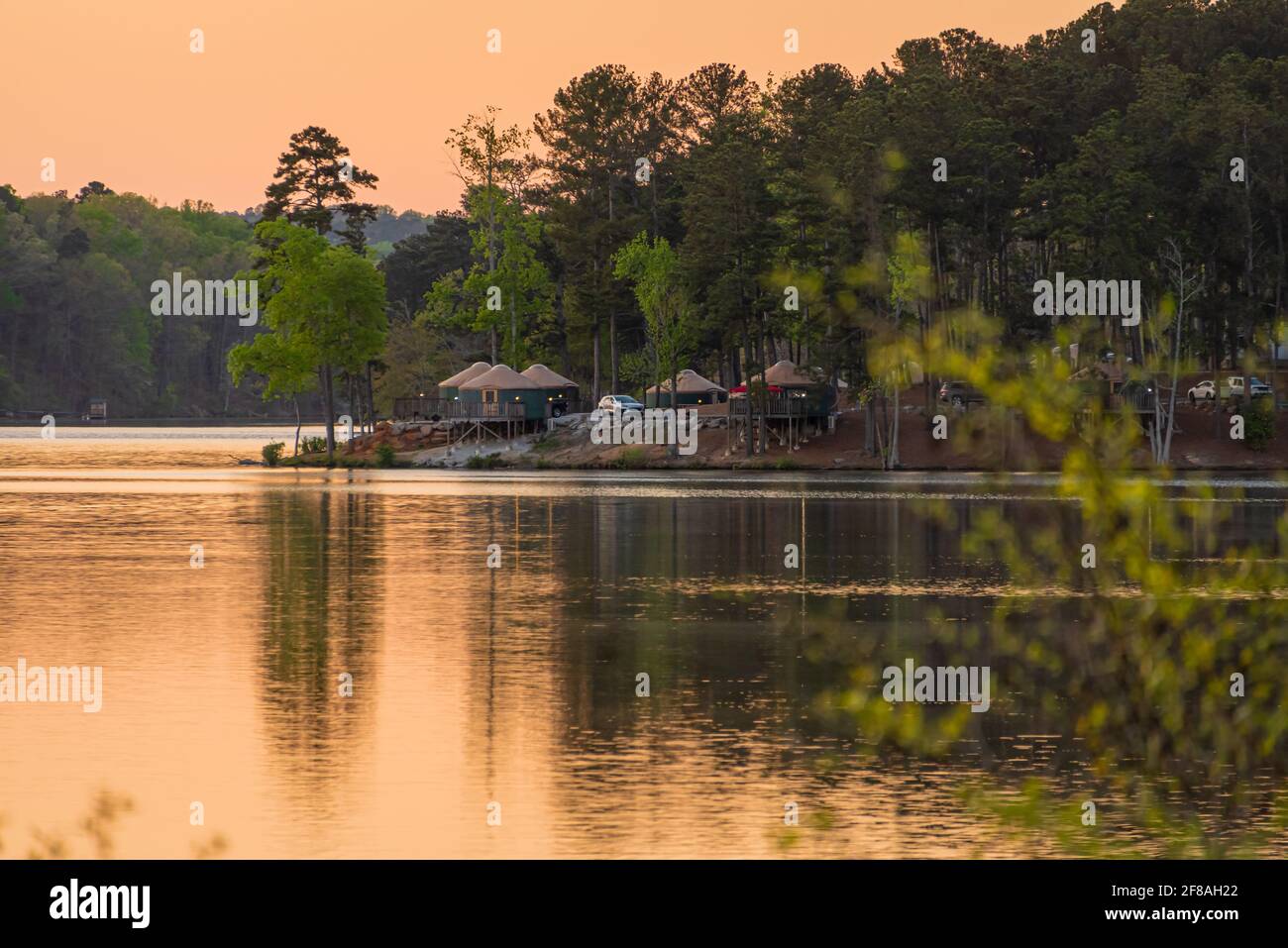 Anite junto al lago al atardecer a lo largo del lago Stone Mountain en el campamento Stone Mountain Park cerca de Atlanta, Georgia. (EE. UU.) Foto de stock