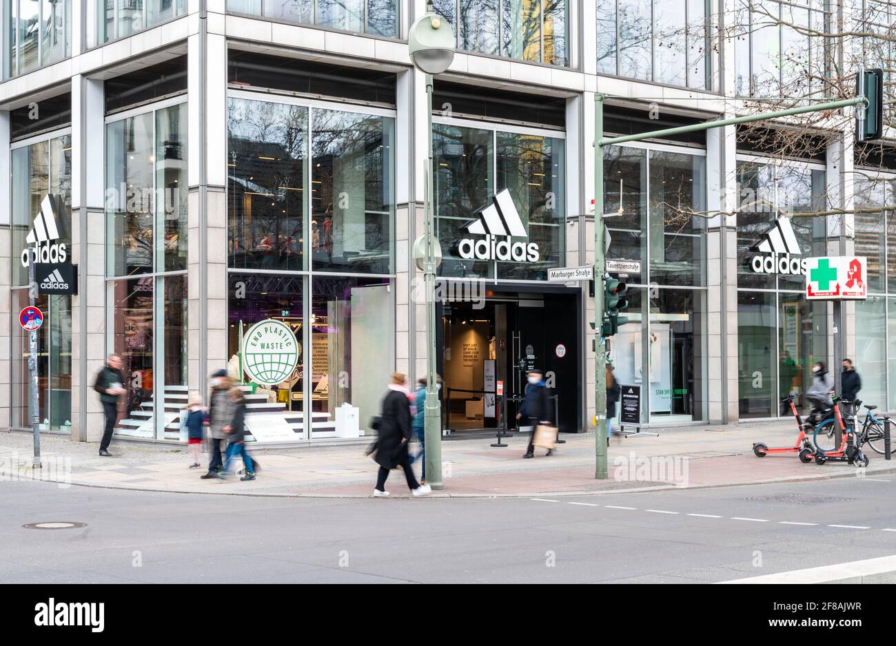 Berlín, Alemania. 12th de Abr de 2021. La gente pasa por la tienda Adidas en Tauentzienstrasse. Los grandes fabricantes de marcas como Adidas, Miele y Co. Están eludiendo cada vez más