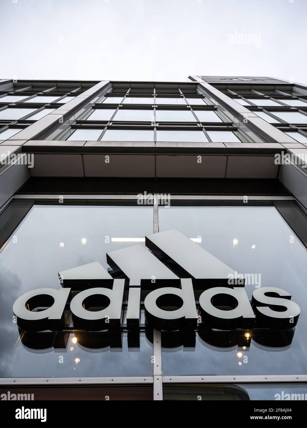 Berlín, Alemania. 12th de Abr de 2021. El logotipo de la empresa cuelga de  la fachada de la tienda Adidas en Tauentzienstrasse. Los grandes fabricantes  de marcas como Adidas, Miele y Co.