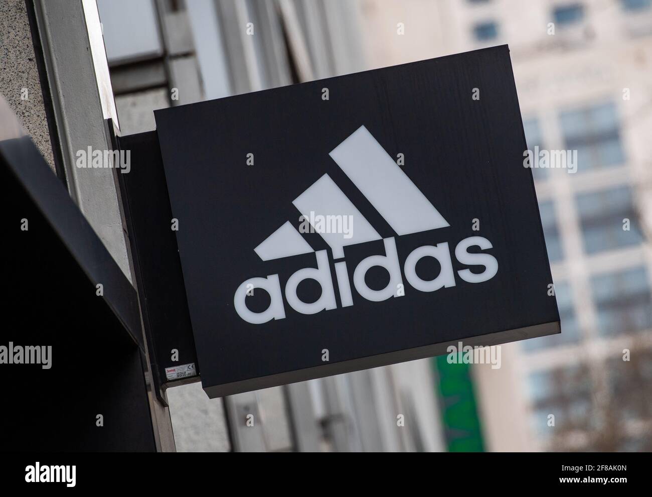 Berlín, Alemania. 12th de Abr de 2021. El logotipo de la empresa cuelga de  la fachada de la tienda Adidas en Tauentzienstrasse. Los grandes  fabricantes de marcas como Adidas, Miele y Co.