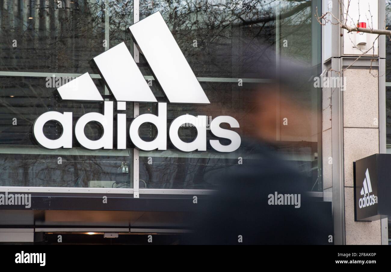 Berlín, Alemania. 12th de Abr de 2021. El logotipo de la empresa cuelga de la fachada de la tienda Adidas en Tauentzienstrasse. Los grandes fabricantes de marcas Adidas, Miele y Co.