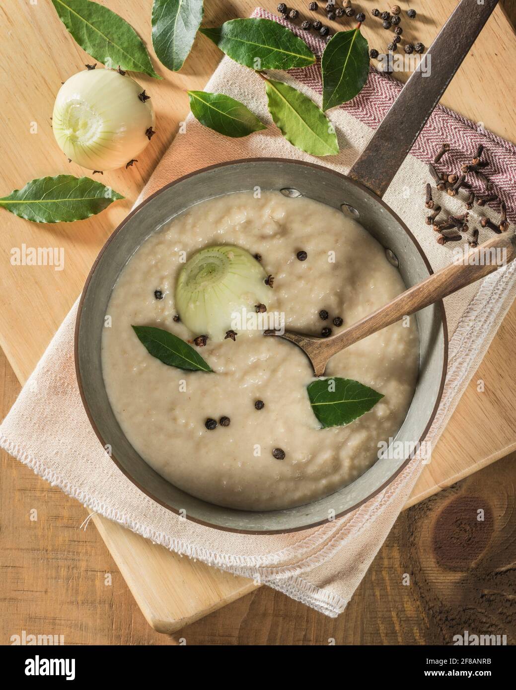 Salsa de pan.tradicional acompañamiento de pollo, pavo y aves de caza. Foto de stock