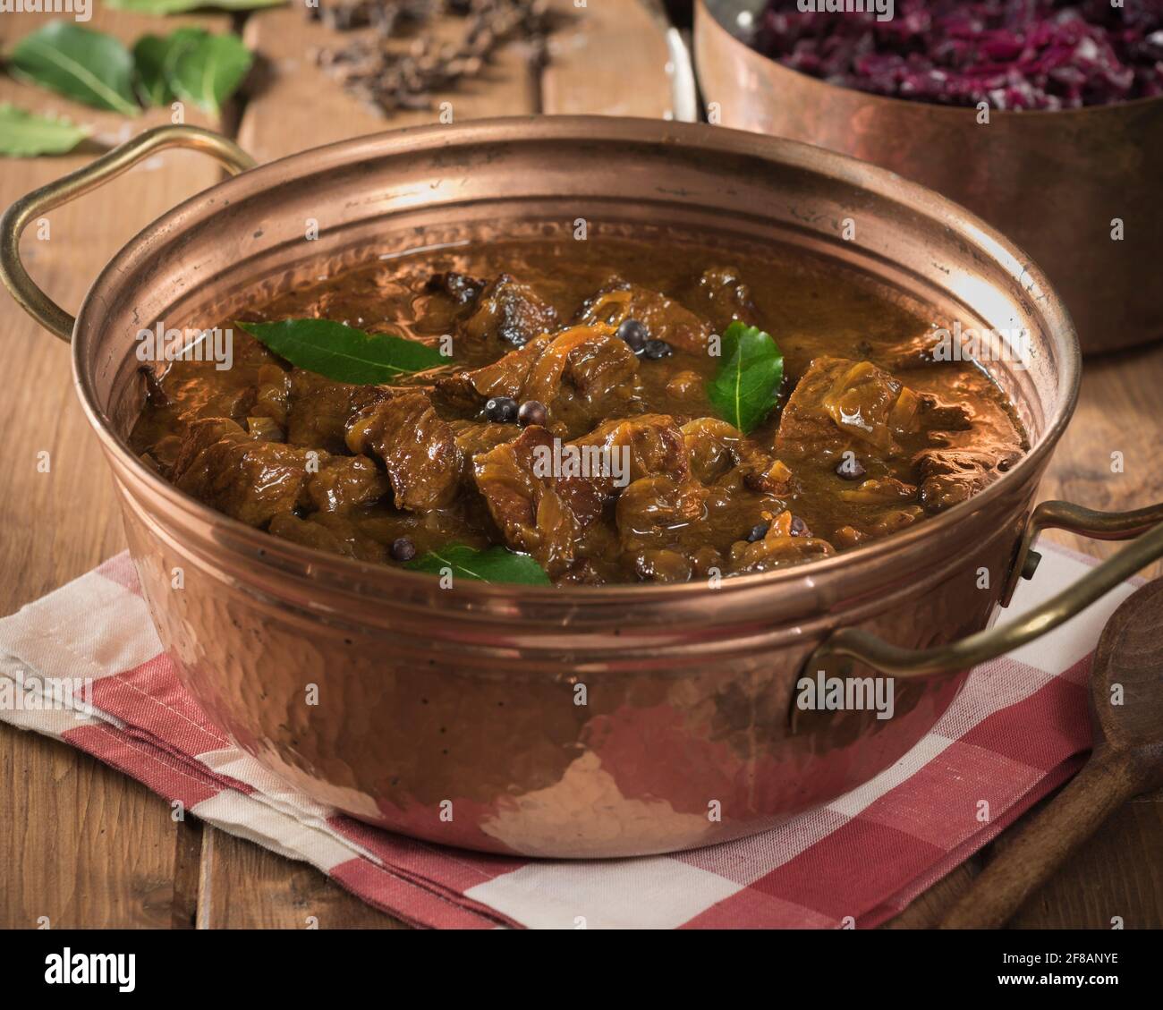 Hachee. Guiso holandés de ternera y cebolla con col roja. Países Bajos Alimentación Foto de stock