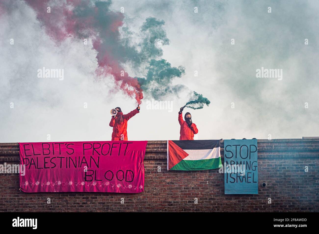 Bristol, Reino Unido. 13 de Abr de 2021. Los activistas de Acción Palestina ocupan el techo de la sede de Bristol de Elbit durante las primeras horas de la mañana del miércoles. Las pancartas cuelgan del techo y leen “la sangre palestina de Elbit” y “dejan de armar a Israel”. Aztec West Business Park en Bristol, Reino Unido. Crédito: Vladimir Morozov/akxmedia. Crédito: Vladimir Morozov/Alamy Live News Foto de stock