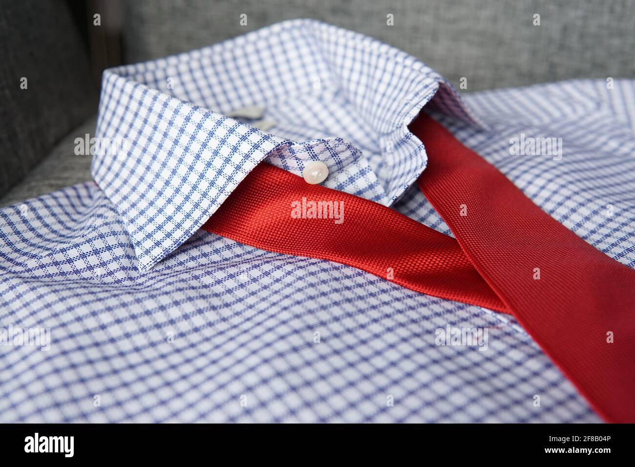 Camisa de cuadros macho con corbata roja Fotografía de stock - Alamy