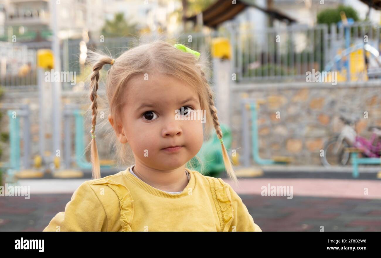 Retrato de la cara del niño con emociones. Foto de stock