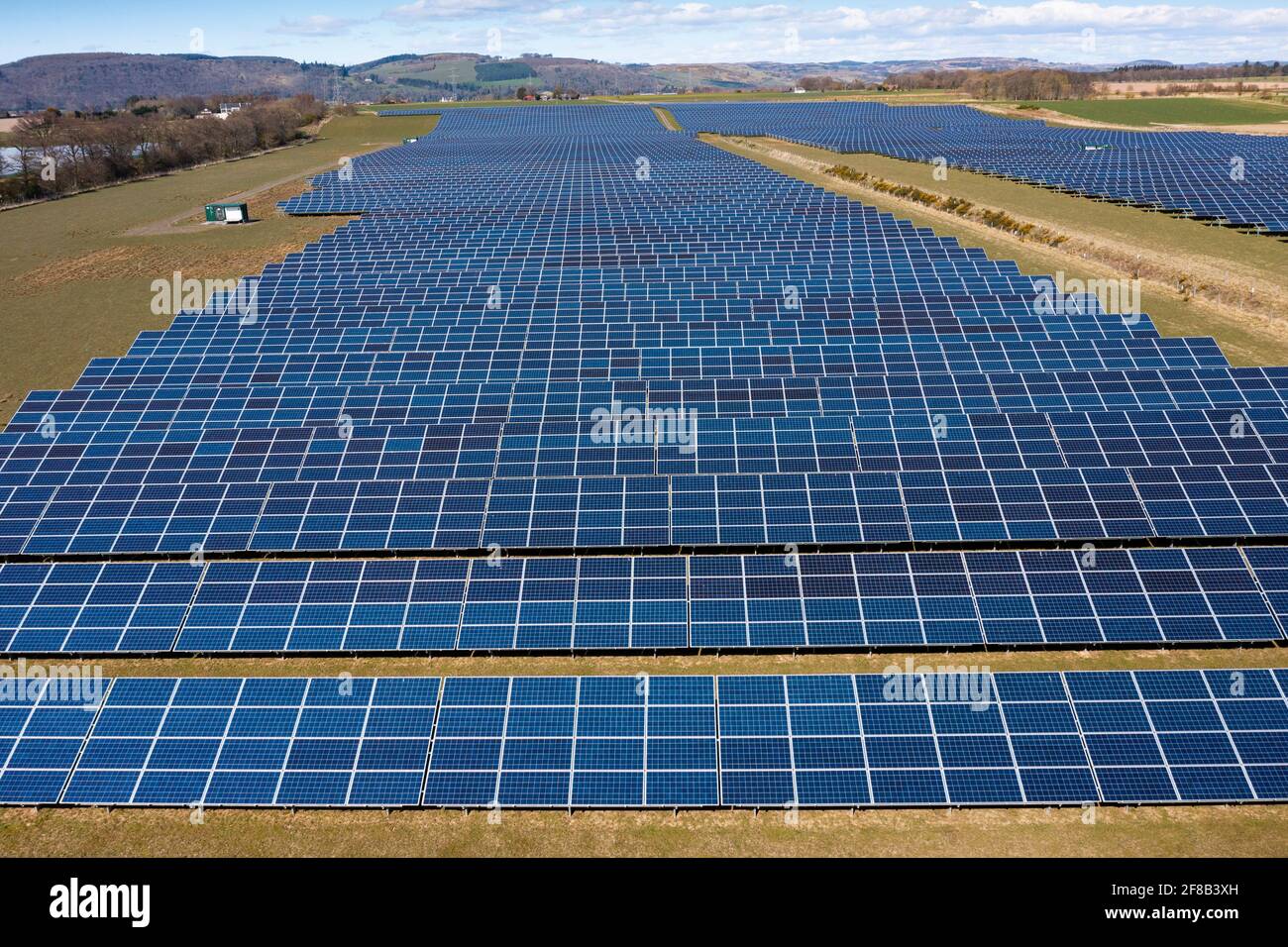 Vista aérea desde aviones teledirigidos de paneles solares en la granja de energía solar en Escocia, Reino Unido Foto de stock