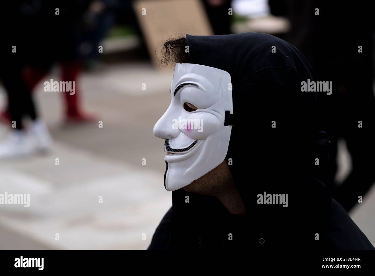 LONDRES, Reino Unido - 03rd de abril de 2021: Hombre vistiendo una V anónima para la máscara de Vendetta durante la protesta Kill the Bill en la Plaza del Parlamento. Foto de stock