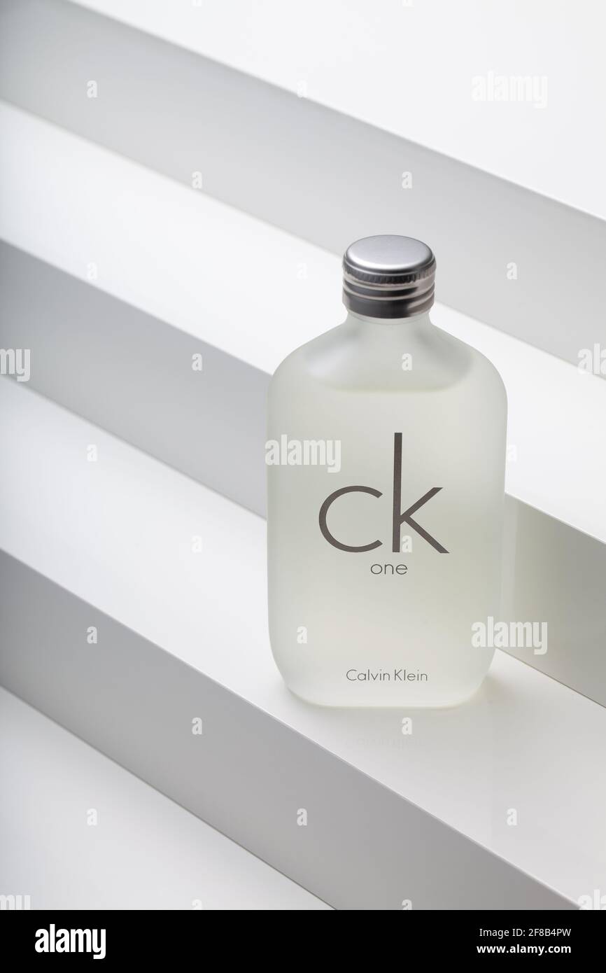 Praga,República Checa - 24 de enero,2021: Botella icónica de CK One Eau De  Toilette Calvin Klein en las escaleras blancas. Fotografía de productos  Fotografía de stock - Alamy