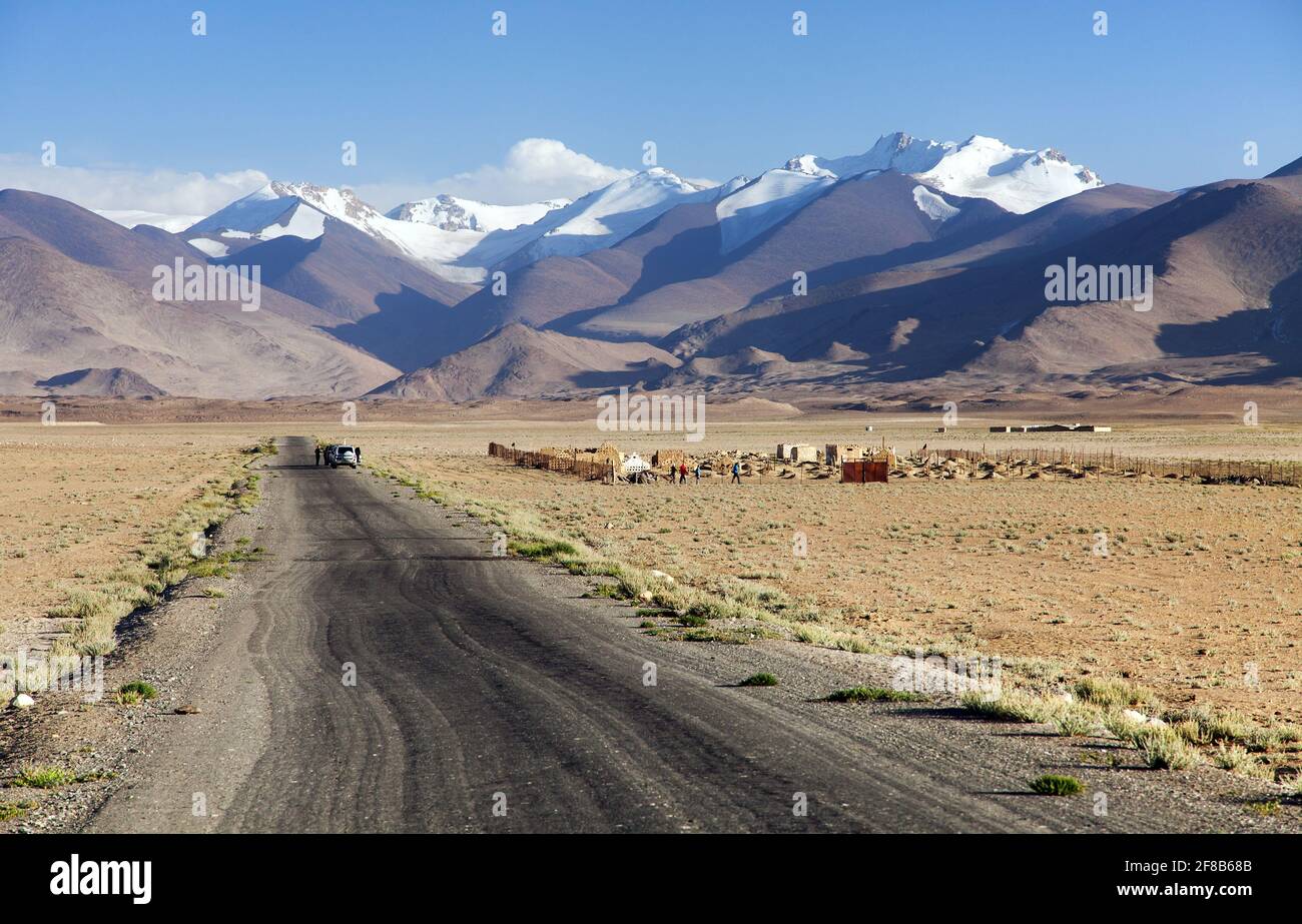 Autopista Pamir o pamirskij trakt cerca de KaraKul pueblo y lago. Paisaje alrededor de Pamir carretera internacional M41, Pamir montañas en Tayikistán Foto de stock